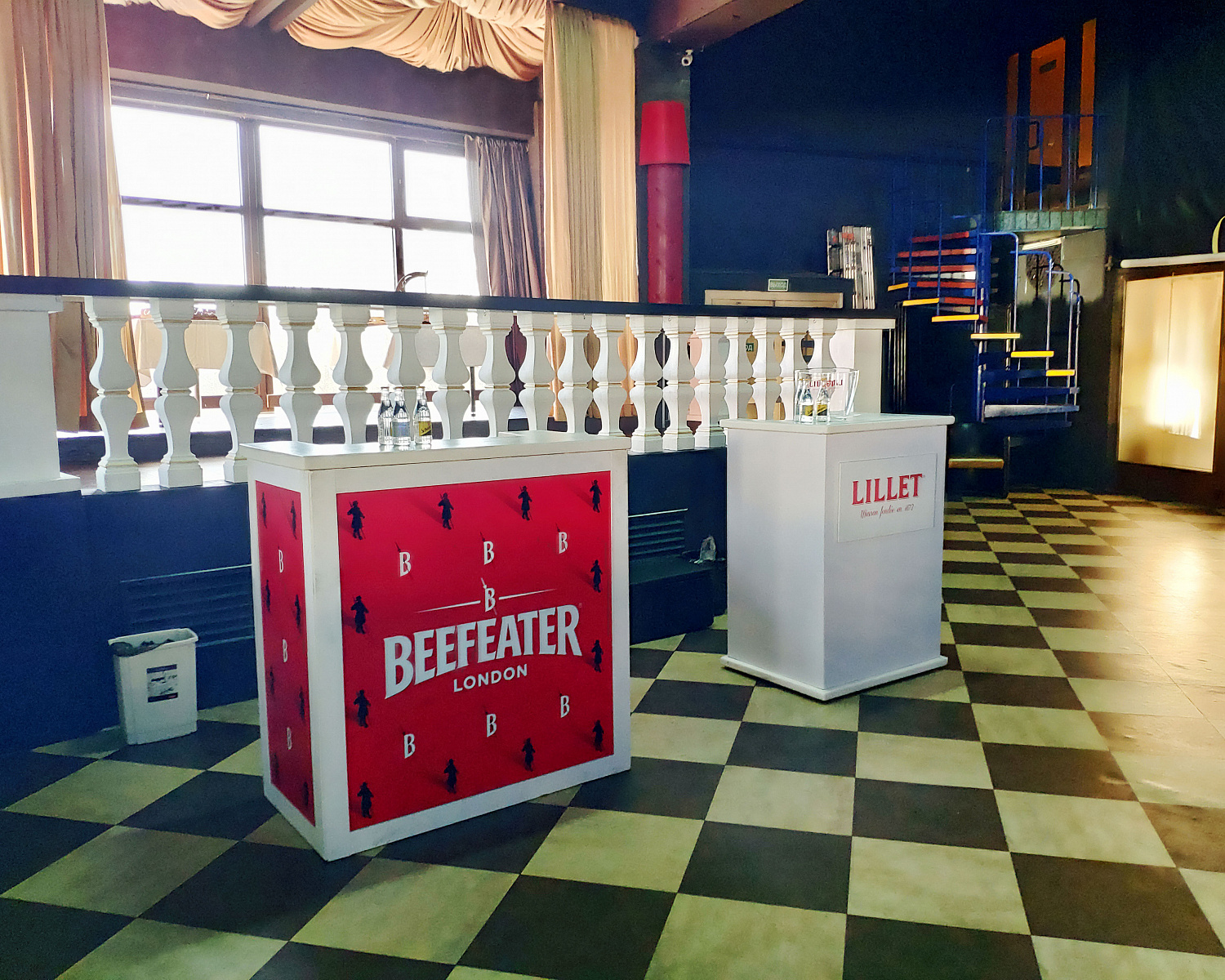 Напольные стойки